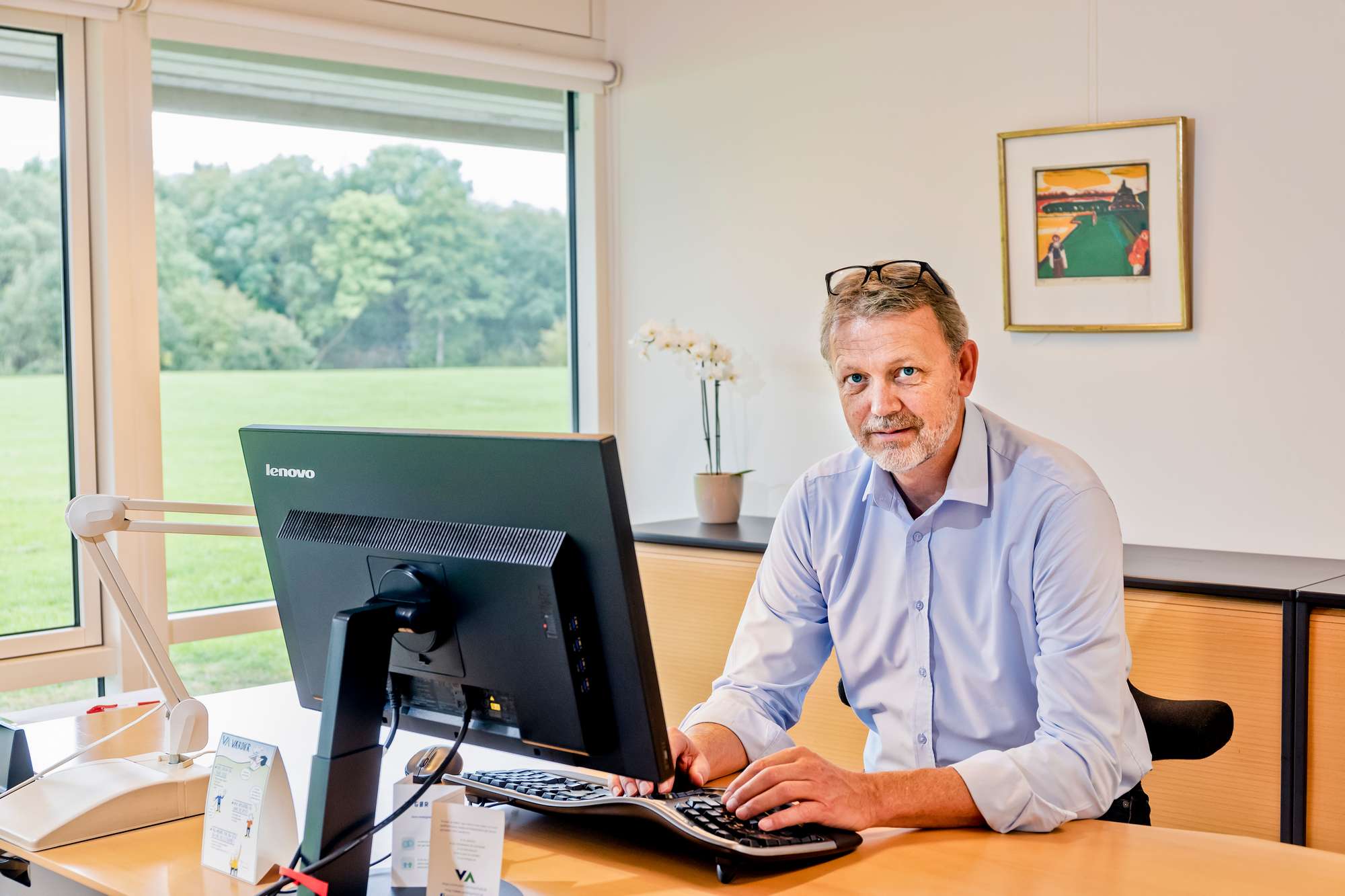 Direktør Ole Steensberg Øgelund sidder og arbejder ved sit skrivebord.