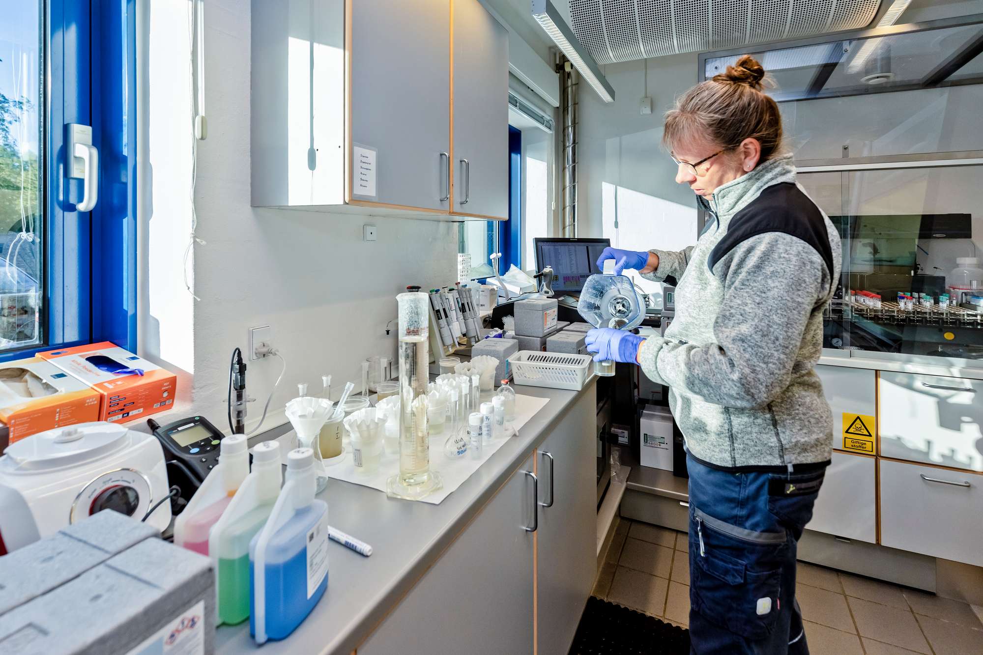 VA-medarbejder analyserer prøver i et laboratorie på Egsmade Renseanlæg.