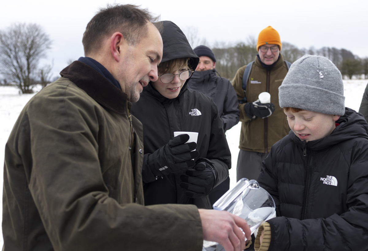 Minister Jeppe Bruus skænker grundvand til skolebørn