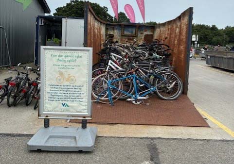 Cykeltuttens container hvor der står gode brugte cykler