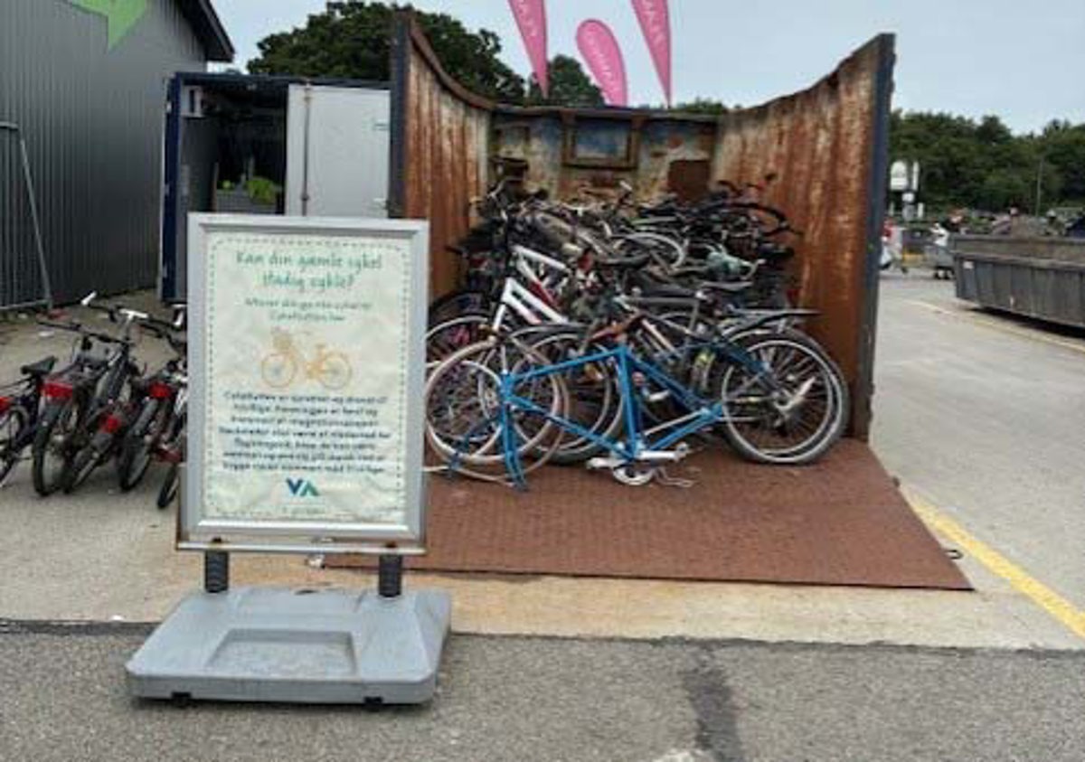 Cykeltuttens container hvor der står gode brugte cykler