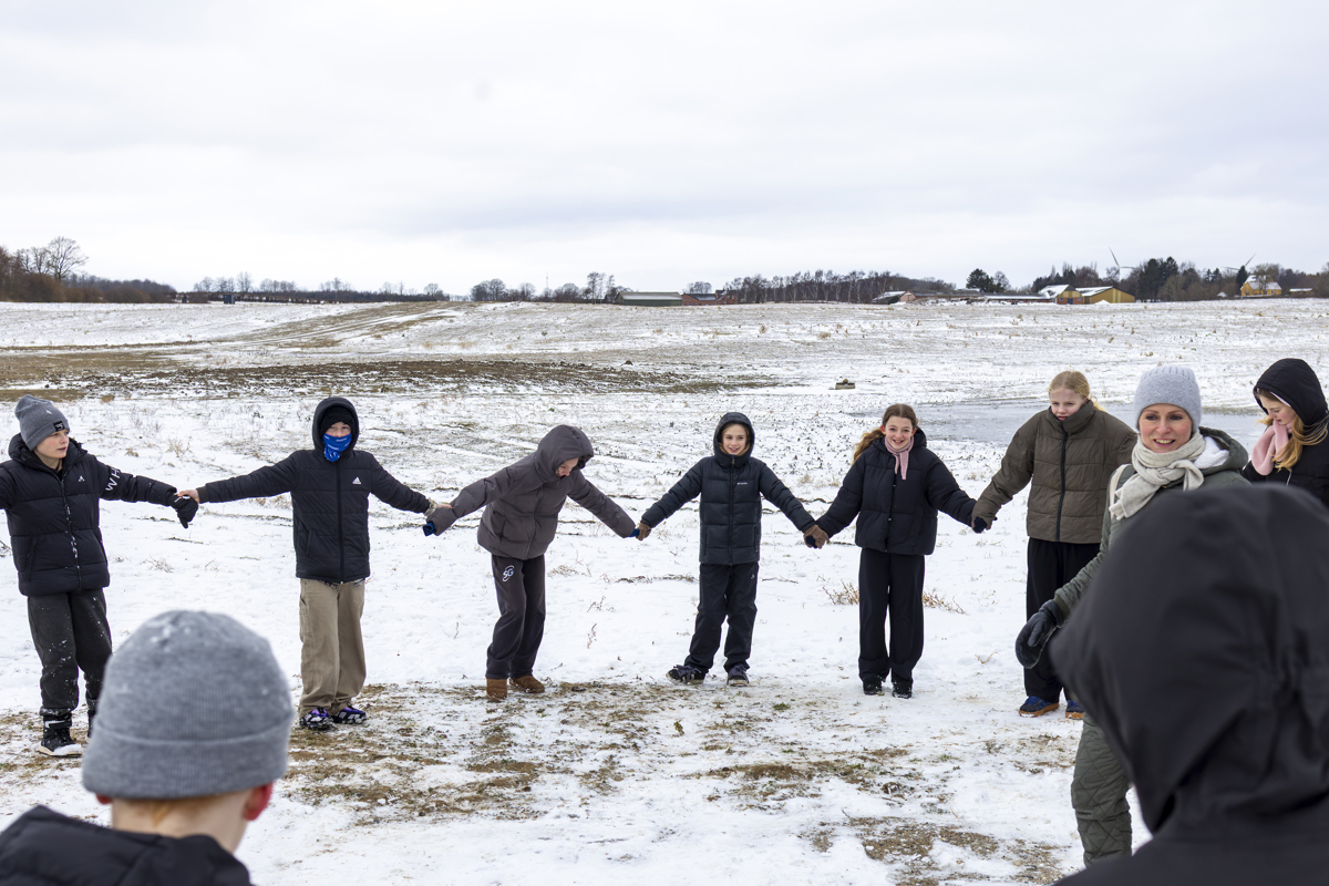 Skolebørn deltager i indvielse af vandboringer